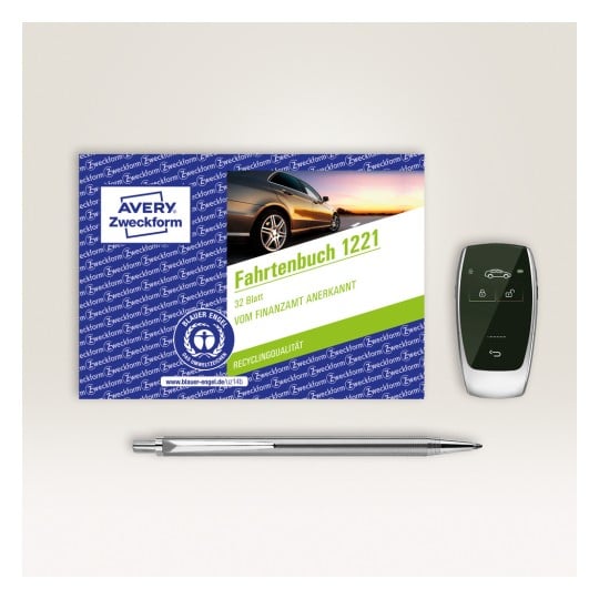 Das Bild zeigt ein Fahrtenbuch von Avery Zweckform, das auf dem Cover ein Auto darstellt, zusammen mit einem silbernen Stift und einem Autoschlüsselanhänger daneben. Das Fahrtenbuch wird von Finanzbehörden anerkannt und enthält 32 Blätter, was darauf hinweist, dass es aus recycelten Qualitätsmaterialien besteht.