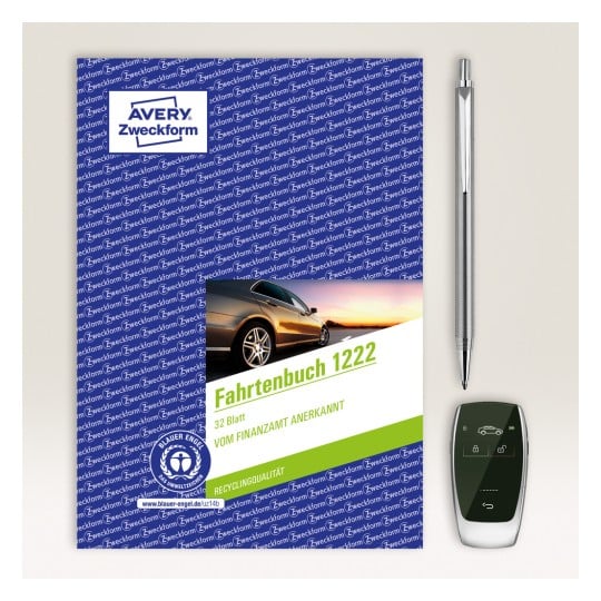 Das Bild zeigt ein Produkt namens 'Fahrtenbuch 1222' von Avery Zweckform, das ein Fahrtenbuch zum Aufzeichnen von Fahrzeugfahrten ist. Auf dem Umschlag ist ein Bild eines Autos und verschiedene Texte abgebildet, die darauf hinweisen, dass es von einer Finanzbehörde anerkannt ist und aus recycelten Materialien besteht. Ein Stift und ein Autoschlüsselanhänger sind neben dem Fahrtenbuch platziert.
