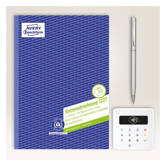 Das Bild zeigt ein blaues Notizbuch mit der Aufschrift "Kassenabrechnung 1227" von Avery Zweckform, begleitet von einem silbernen Stift und einem weißen elektronischen Tastenfeld mit einer kontaktlosen Zahlungsfunktion.