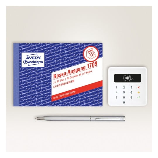 Das Bild zeigt ein Paket Kassenzettel, das mit 'Kassa-Ausgang 1709' von Avery Zweckform beschriftet ist, zusammen mit einem Stift und einem Kartenzahlungsterminal.