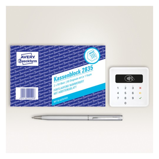 Das Bild zeigt einen Kassenblock mit der Aufschrift 'Kassenblock 2835' in blauem Design, begleitet von einem silbernen Stift und einem Zahlungsterminal. Der Block enthält 50 Originalbögen mit nummerierten Zeilen für Einträge und einem Berechnungsbogen, alles auf einem hellen Hintergrund.