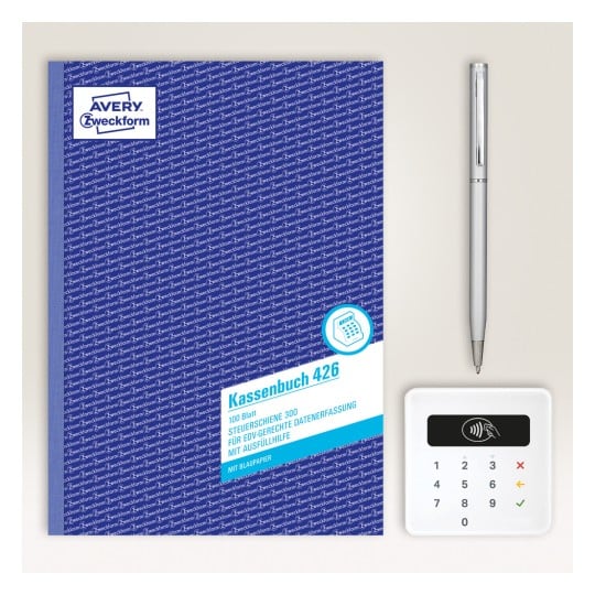 Das Bild zeigt ein blaues Kassenbuch mit der Aufschrift 'Kassenbuch 426' von Avery Zweckform, zusammen mit einem silbernen Stift und einem weißen, tastaturähnlichen Gerät.