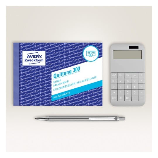 Das Bild zeigt eine Packung Quittungspapier mit der Aufschrift "Avery Zweckform Quittung 300", zusammen mit einem Taschenrechner und einem Stift. Das Quittungspapier ist für präzises Ausfüllen konzipiert und enthält 50 Blatt.