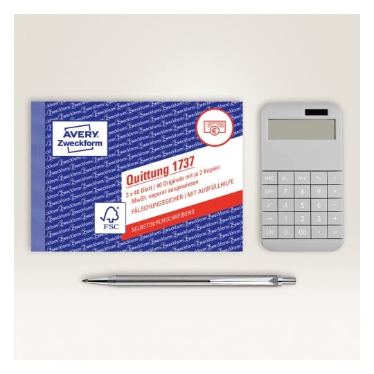 Das Bild zeigt ein Paket Avery Zweckform Quittungsformulare mit dem Titel 'Quittung 1737', zusammen mit einem silbernen Stift und einem grauen Taschenrechner. Die Formulare enthalten mehrere Blätter mit Optionen für Original und Kopie, die für das Ausstellen von Quittungen entworfen wurden.