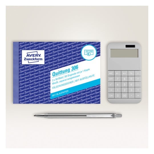Das Bild zeigt eine Packung 'Avery Zweckform' Quittungsblöcke mit dem Titel 'Quittung 306', zusammen mit einem silbernen Stift und einem grauen Taschenrechner. Die Packung enthält 50 Originalquittungen mit Durchschlägen.