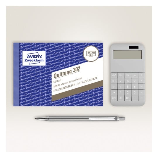 Das Bild zeigt ein Paket mit Quittungsformularen, beschriftet mit 'Quittung 302' von AVERY Zweckform, mit einem modernen Taschenrechner und einem metallischen Stift daneben.