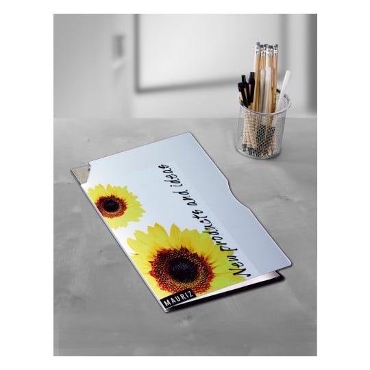 Das Bild zeigt einen Ordner, der mit Sonnenblumen verziert ist und den Text 'Neue Produkte und Ideen' trägt. Daneben steht ein Gitter-Stifteköcher, der mit verschiedenen Schreibgeräten gefüllt ist.
