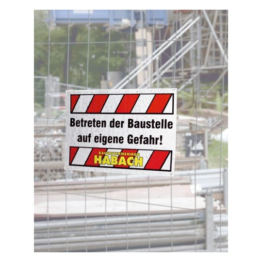 Das Bild zeigt ein Warnschild auf einer Baustelle in Deutsch, das davor warnt, dass das Betreten der Baustelle auf eigene Gefahr erfolgt, mit einer Markenkennzeichnung eines Unternehmens namens Habach.