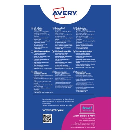Das Bild zeigt eine Produktanzeige für selbstklebende Namensschilder von Avery. Es enthält Informationen in mehreren Sprachen über die Schilder, ihre Benutzerfreundlichkeit und Tipps zum Drucken und zur Aufbewahrung. Es enthält auch Kontaktdaten für den Kundenservice und einen QR-Code für weitere Informationen.