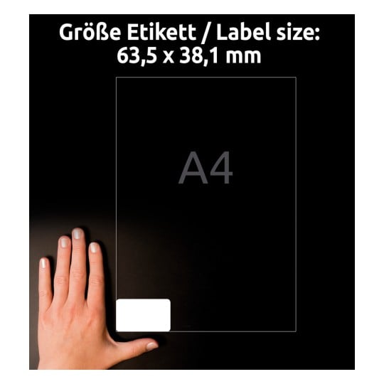 Größenvergleich mit Hand, Artikel: J8160-10, ein Bogen Adress-Etiketten, Format: 63,5 x 38,1 mm, Farbe: Weiß