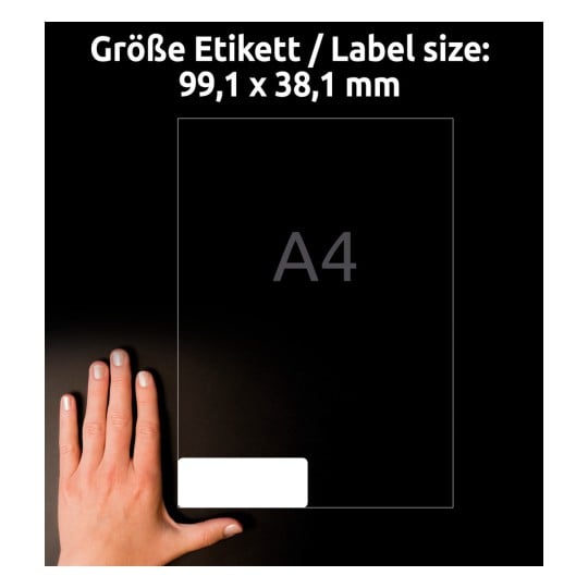Das Bild zeigt eine Hand neben einem transparenten Etikett mit den Abmessungen 99,1 x 38,1 mm und einer A4-Bezeichnung darüber.