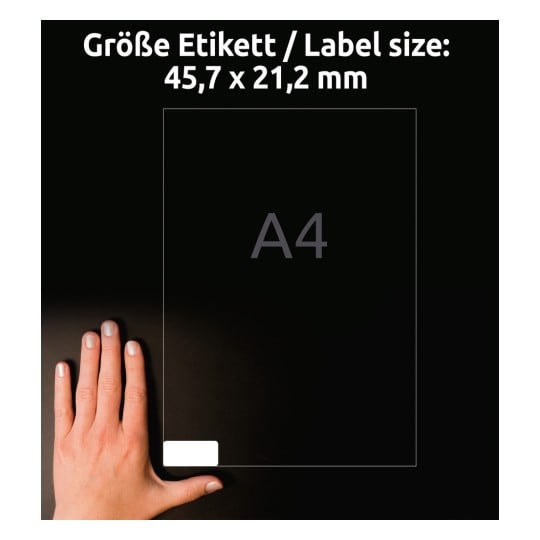 Das Bild zeigt eine Hand neben einem Etikett mit den Maßen 45,7 x 21,2 mm, was darauf hinweist, dass es der Größe A4 entspricht. Der Hintergrund ist dunkel, wodurch die Informationen zur Etikettengröße hervorgehoben werden.