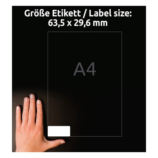 Größenvergleich mit Hand, Artikel: L4737REV-100, ein Bogen Universal-Etiketten, ablösbar, Format: 63,5 x 29,6 mm, Farbe: Weiß