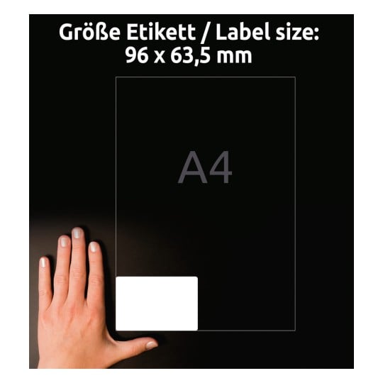 Größenvergleich mit Hand, Artikel: L4745REV-25, ein Bogen Universal-Etiketten, ablösbar, Format: 96 x 63,5 mm, Farbe: Weiß