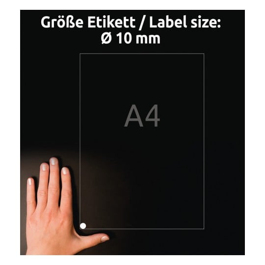 Das Bild zeigt eine Hand unter einem A4-Blatt mit der Beschriftungsgröße, die als Ø 10 mm angegeben ist. Der Hintergrund ist dunkel und der Text ist auf Deutsch gehalten, wobei die Beschriftungsgröße angegeben wird.