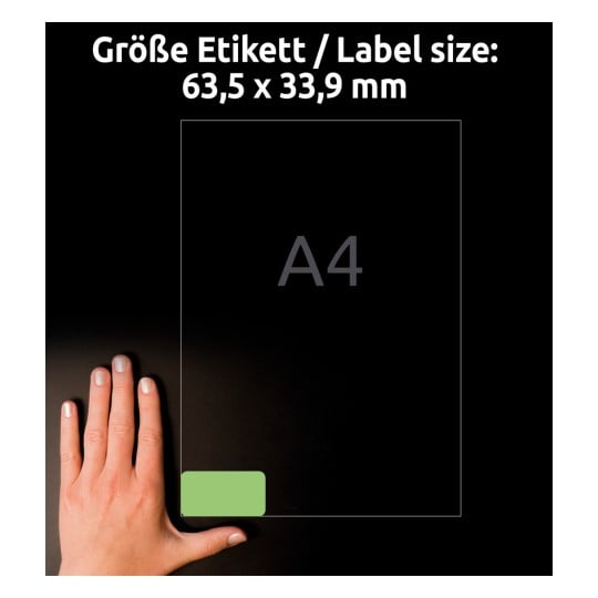 Größenvergleich mit Hand, Artikel: L6033-20, ein Bogen Farbige Etiketten, ablösbar, Format: 63,5 x 33,9 mm, Farbe: Grün