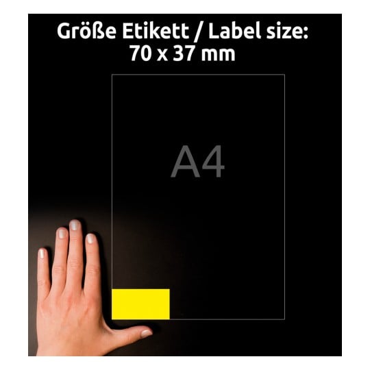 Das Bild zeigt eine Hand auf einem schwarzen Hintergrund neben einer Etikettengrößen-Illustration. Das Etikett misst 70 x 37 mm und ist unten links auf einem Dokument im A4-Format platziert.