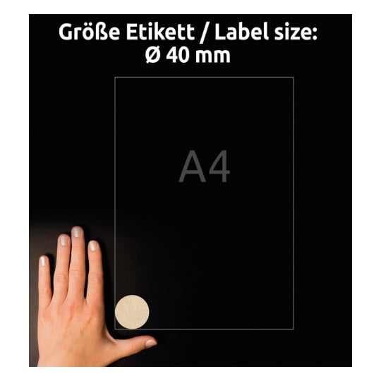 Größenvergleich mit Hand, Artikel: L7105-25, ein Bogen Naturbraune Etiketten, Format: ⌀ 40 mm, Farbe: Naturbraun
