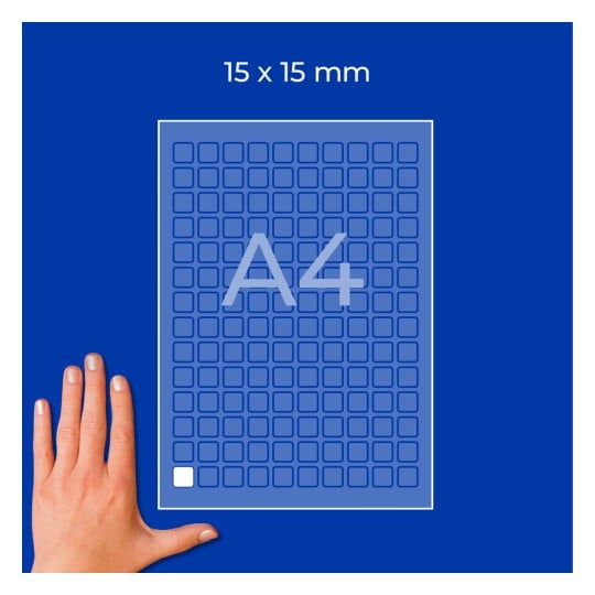 Hand neben einem A4-Rasterblatt mit der Beschriftung 15 × 15 mm und vielen kleinen Quadraten?