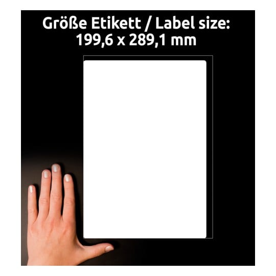 Größenvergleich mit Hand, Artikel: L7167-100, ein Bogen Versand-Etiketten, Format: 199,6 x 289,1 mm, Farbe: Weiß