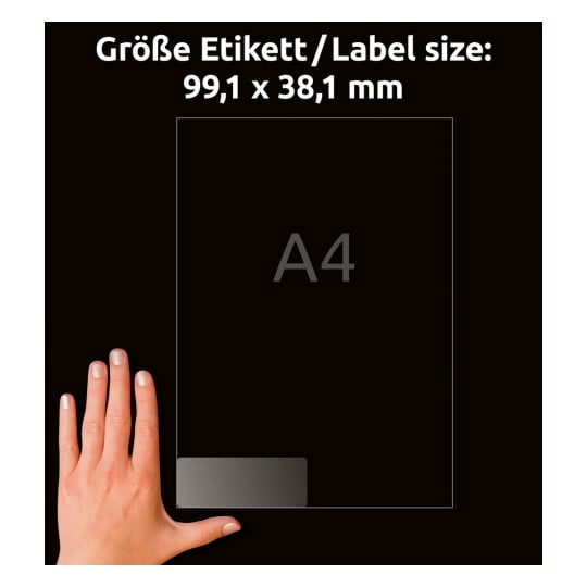Größenvergleich mit Hand, Artikel: L7563-25, ein Bogen Adress-Etiketten, Format: 99,1 x 38,1 mm, Farbe: Transparent