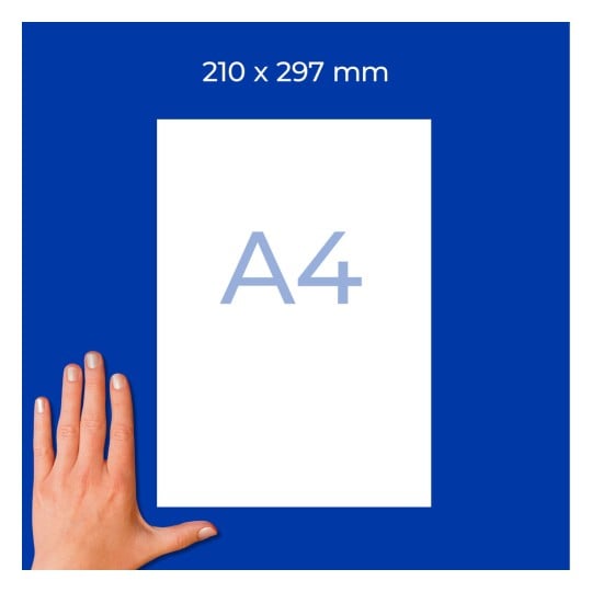A4-Papier-Mockup (210 x 297 mm) auf blauem Hintergrund mit einer Hand unten links?