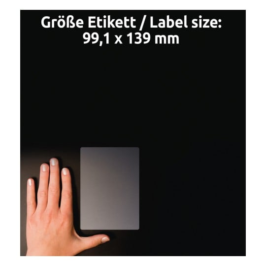 Größenvergleich mit Hand, Artikel: L7786-25, ein Bogen Transparente Etiketten, Format: 99,1 x 139 mm, Farbe: Transparent