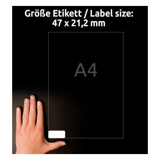 Größenvergleich mit Hand, Artikel: L7911-10, ein Bogen Ultra-Resistente Folien-Etiketten, Format: 45,7 x 21,2 mm, Farbe: Weiß