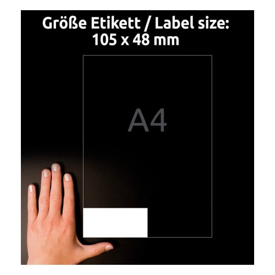 Das Bild zeigt eine Etikettengröße von 105 x 48 mm mit einer Hand zum Größenvergleich. Es enthält den Text 'Größe Etikett / Label size: 105 x 48 mm' und eine Darstellung einer A4-Papiergröße.