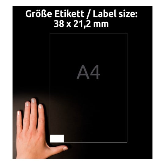 Größenvergleich mit Hand, Artikel: LR3666, ein Bogen Recycling Universal-Etiketten, Format: 38 x 21,2 mm, Farbe: Naturweiß