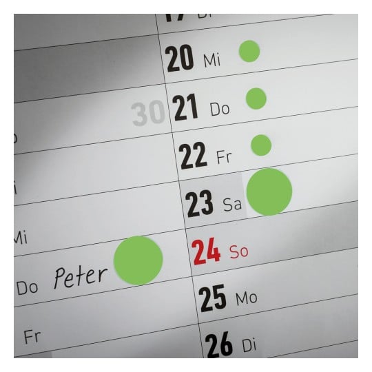 Das Bild zeigt einen Kalender mit hervorgehobenen Daten. Auffällig ist, dass der Name 'Peter' für das Datum 24 geschrieben steht, welches in Rot markiert ist.