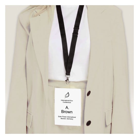Das Bild zeigt ein Namensschild, das an einem Lanyard hängt und von einer Person in einem beigen Anzug getragen wird. Das Namensschild weist auf die Teilnahme an der International Eco Conference hin, mit dem Namen A. Brown und der Zugehörigkeit zu Solar Power International in München, Deutschland.