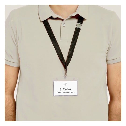 Das Bild zeigt eine Person, die ein Polohemd und ein Lanyard mit einem Namensschild trägt, auf dem 'B. Carlos' und 'MARKETING DIRECTOR' steht. Das Namensschild ist an dem Lanyard befestigt, das schwarz ist.