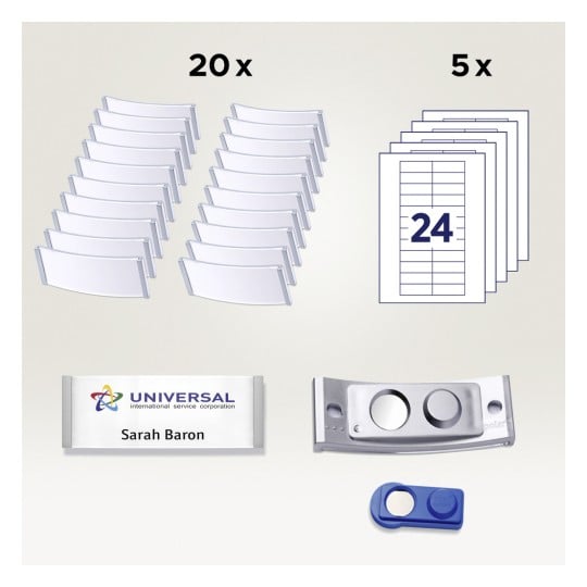 Das Bild enthält 20 klare Namensschildhalter, 5 Bögen Etiketten mit der Nummer '24' darauf und ein Namensschild mit dem Namen 'Sarah Baron' und dem Logo der 'UNIVERSAL international service corporation'. Zusätzlich gibt es einen Ausweisjojo und einen Halter für ein Namensschild.