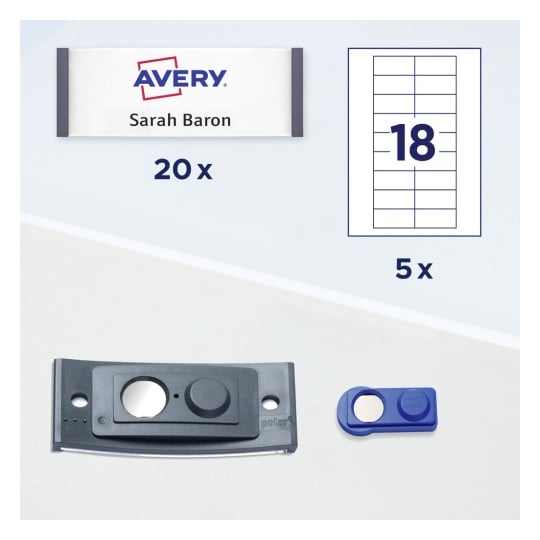 Das Bild zeigt Avery-Etikettenbögen mit der Aufschrift 'Sarah Baron', mit 20 angegebenen Etiketten. Es gibt auch zwei Etikettierer: einen schwarzen und einen blauen, zusammen mit einem Layout-Leitfaden für einen Bogen mit 18 Etiketten, der 5 Mal wiederholt wird.