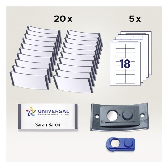 Das Bild zeigt Büromaterialien, darunter 20 leere Namensschildhalter, 5 Bögen mit Etiketten, ein Namensschild mit der Aufschrift „Sarah Baron“ und „UNIVERSAL international service corporation“ sowie eine Halterung für Namensschilder.