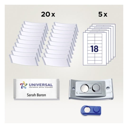 Das Bild enthält eine Sammlung von Organisationsmaterialien, darunter 20 Namensschildhalter, 5 Blatt für Etiketten, ein Namensschild mit 'Sarah Baron', einen Namensschildhalterrahmen und einen blauen Clip.