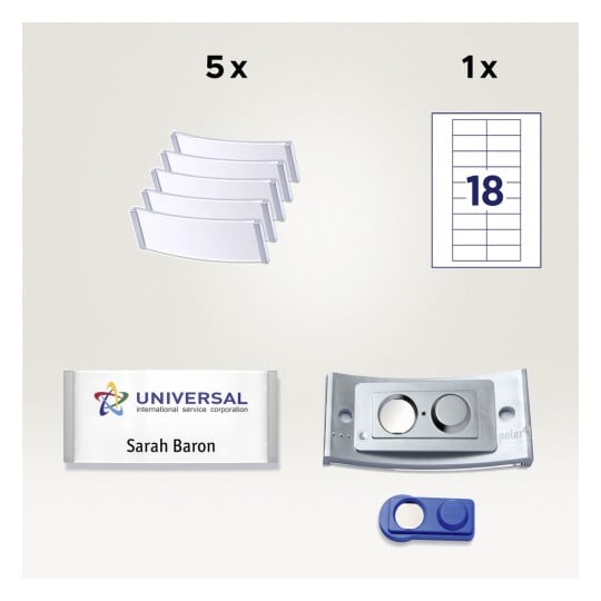 Das Bild zeigt verschiedene Büroartikel, darunter fünf transparente Namensschildhalter, ein Blatt mit der Aufschrift '18' und ein Namensschild mit 'UNIVERSAL' und 'Sarah Baron' darauf, sowie einen blauen Ausweisclip.