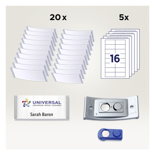 Das Bild zeigt eine Sammlung von Gegenständen, darunter 20 durchsichtige Namensschildhalter, 5 Bögen mit Etiketten, die jeweils 16 Felder haben, ein Namensschild mit der Aufschrift 'Sarah Baron' von der 'UNIVERSAL International Service Corporation' und einen blauen Namenshalter-Anhänger.
