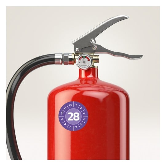 Das Bild zeigt einen roten Feuerlöscher mit einer silbernen Düse und einem Manometer. Ein Etikett auf dem Feuerlöscher zeigt die Zahl 28 in einem kreisförmigen Design.