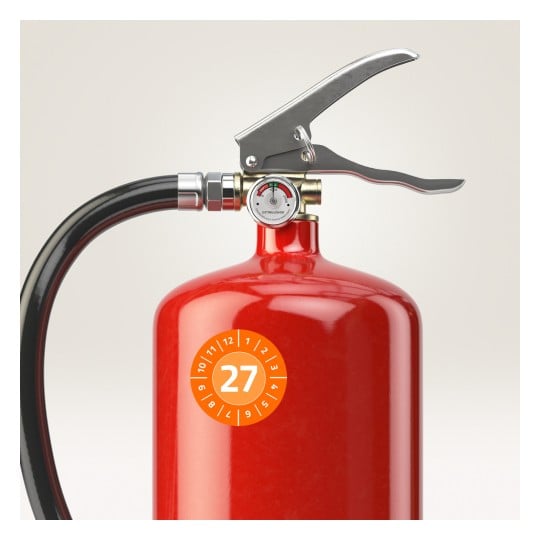 Das Bild zeigt einen roten Feuerlöscher mit einem Druckmesser, einer Düse und der Zahl '27', die darauf angezeigt wird, was darauf hindeutet, dass er einsatzbereit ist.