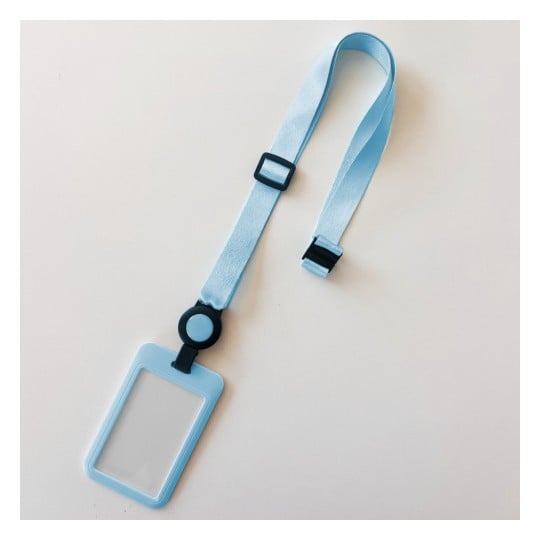 Das Bild zeigt einen blauen Ausweisinhaber mit einem Lanyard, der zum Halten von Personalausweisen oder Badges entworfen wurde.