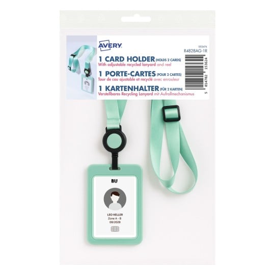Ein Bild eines Kartenhalters mit einem verstellbaren recycelten Umhängeband und einer Ausziehrolle. Der Kartenhalter verfügt über einen Platzhalter für eine ID-Karte mit Namen, Zone und Ablaufdatum.