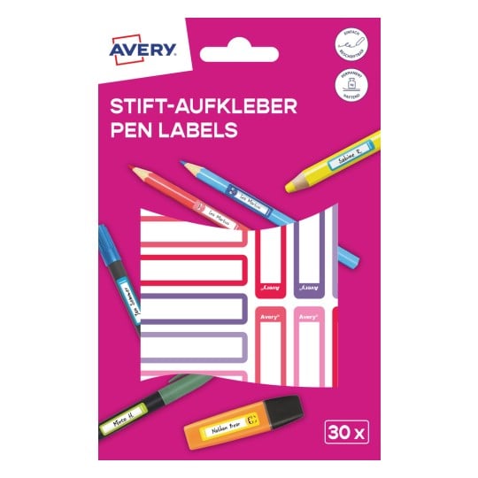 Das Bild zeigt Avery-Stiftetiketten auf einem lebhaften pinkfarbenen Hintergrund, zusammen mit verschiedenen farbenfrohen Stiften und Bleistiften, die mit Namen beschriftet sind.