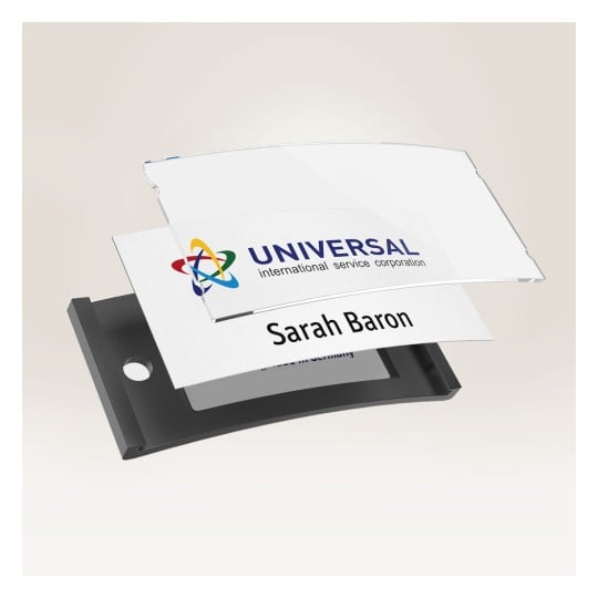 Das Bild zeigt eine Visitenkarte mit dem Namen Sarah Baron und dem Logo der Universal International Service Corporation, präsentiert in einem transparenten Halter.
