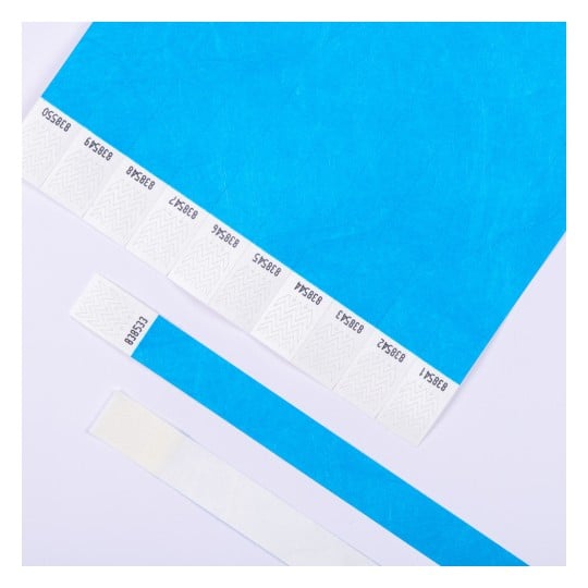 Das Bild zeigt einen blauen Hintergrund mit Streifen weißer Etiketten, auf denen Barcodes oder fortlaufende Nummern aufgedruckt sind. Dies deutet auf eine Verwendung zur Organisation oder Bestandsaufnahme hin.