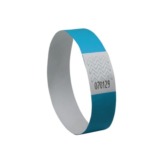 Das Bild zeigt ein blau-weißes Armband, das typischerweise zur Identifizierung bei Veranstaltungen oder Einrichtungen verwendet wird.