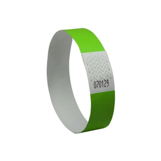 Das Bild zeigt ein grünes Armband mit einem weißen Streifen, der ein Zickzackmuster und eine darauf gedruckte Nummer enthält, wahrscheinlich zur Identifikation oder Zugangskontrolle verwendet.