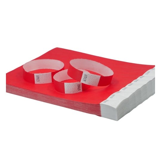 Das Bild zeigt einen Stapel roter Papiere mit mehreren gerollten Papierbändern, die mit Zahlen beschriftet sind. Das Papier ist in einem flachen Stapel angeordnet, wobei die Kanten sichtbar sind, was eine saubere, organisierte Präsentation zeigt.