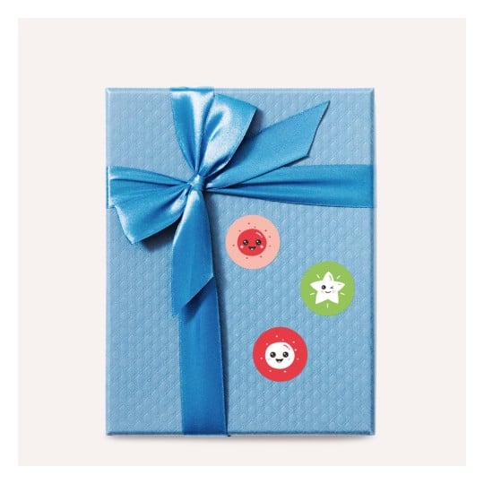 Das Bild zeigt eine blaue Geschenkbox, verziert mit einem glänzenden blauen Band und drei bunten Aufklebern mit cartoonartigen Designs.